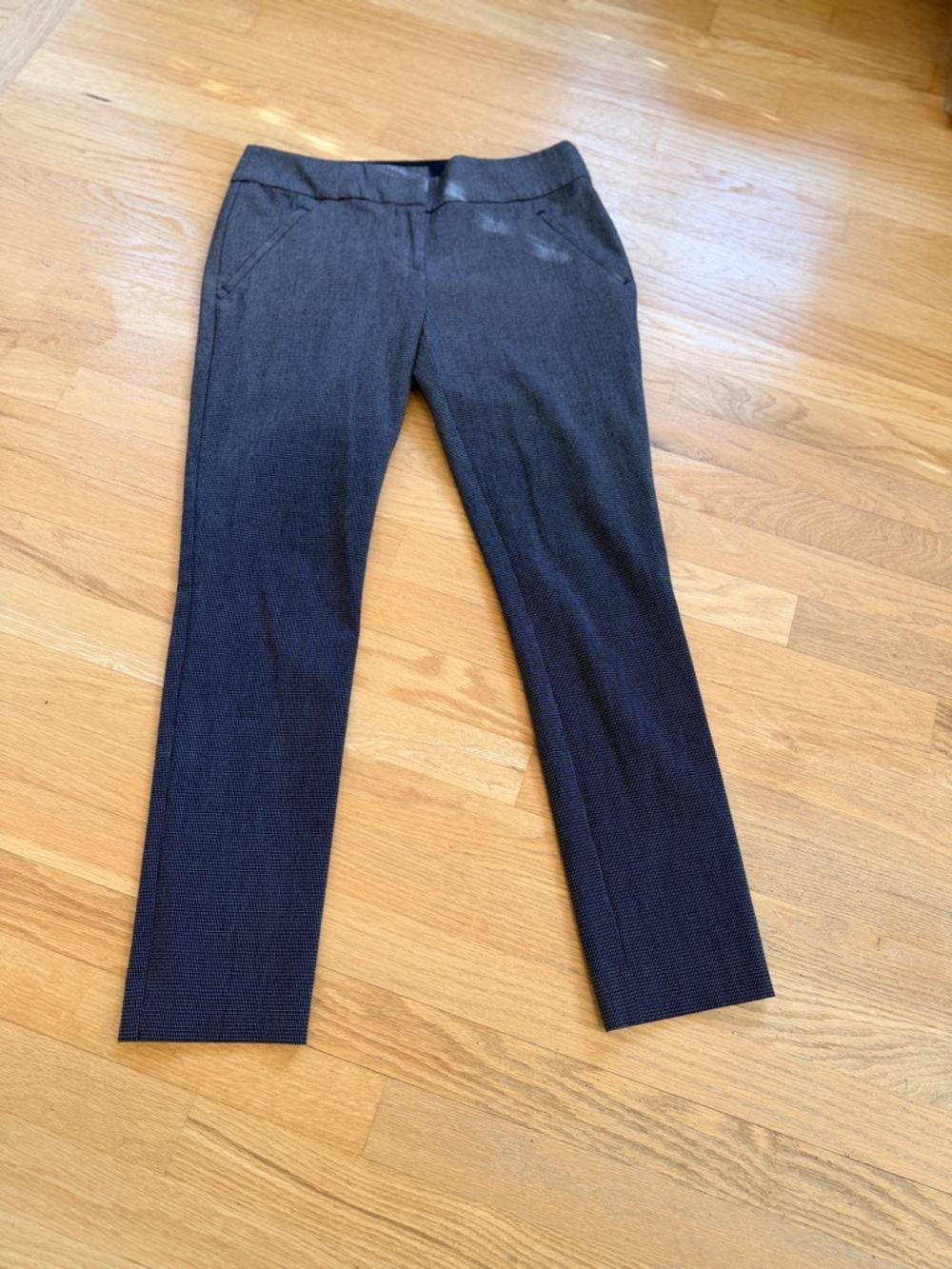 Ladies Size 6 "LOFT" Zoe Skinny Black Pinstripe Zoe Skinny Trouser GUC ❤️